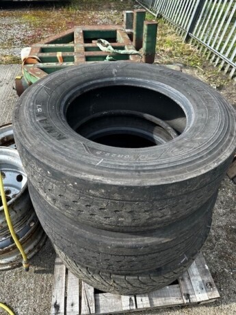 3x Tyres - 2x 315 70 R22.5,1x 295 80 R22.5