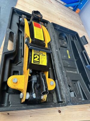 Halfords 2T Hydraulic Trolley Jack - 2