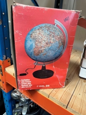 Mains Light Up Globe in Box - 2