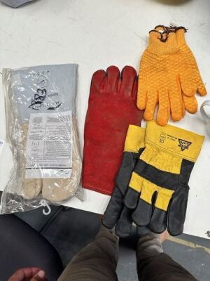 Quantity of Miscellaneous Gloves