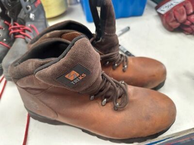 Pair of TREKS Brown Safety Ankle Boots Size UK11/EU46