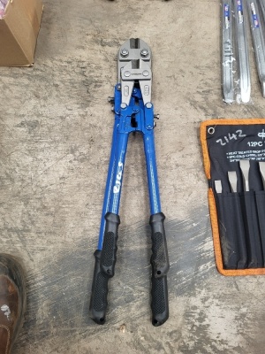 2x Bolt Cutters