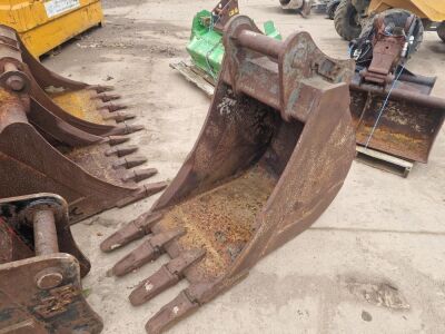 Hill 30" Digging Bucket with Cutting Teeth - 80mm Pins