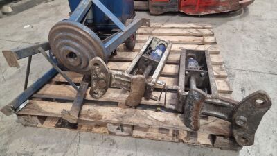 2x Heavy Duty Steel Stools & 2x Heavy Duty Brake Piston Pushers