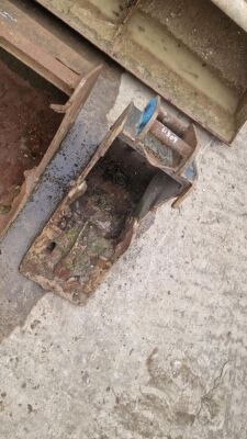 1ft Bladed Bucket - 40mm Pins - 3