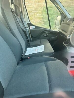 2021 Nissan NV400 Tekna 4x2 Tilt & Slide Rigid - 10