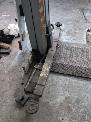 1987 Omcn 2000kg Two Post Vehicle Lift - 4