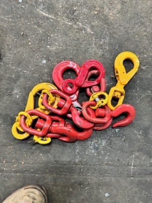 Quantity of Unused Swivel Hooks