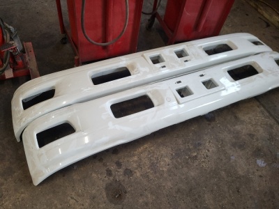 2x White Bumpers for Unknown Vehicle