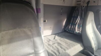2004 Volvo FM9 6x2 Box Rigid - 10