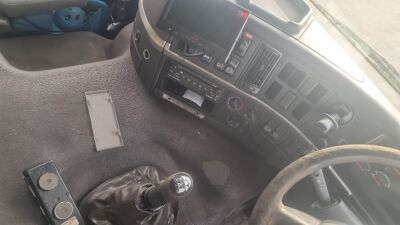 2004 Volvo FM9 6x2 Box Rigid - 14