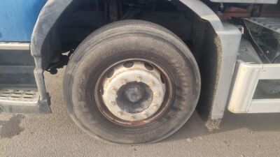 2004 Volvo FM9 6x2 Box Rigid - 17