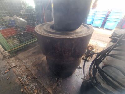 2x 23x9-10 Solid Tyres + 2x 8.00 G - 12 Solid Tyres - 5