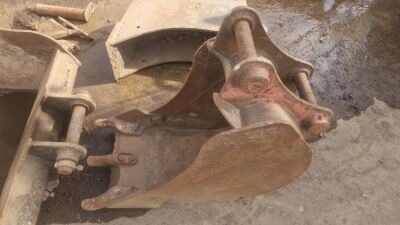 16" Toothed Bucket - 45mm Pins
