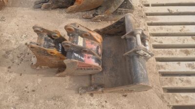 1x Rhinox Toothed 2ft Bucket, 1x JCB 1ft Bucket, 1x JCB 6" Bucket - 30mm Pins