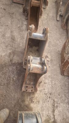 1x Strickland 9" Bucket, 1x JCB 6" Bucket - 30mm Pins