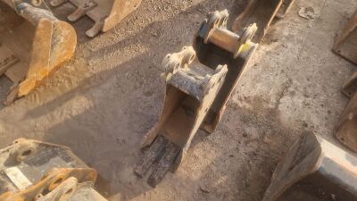 1x JCB 9" Bucket, 1x JCB 6" Toothed Bucket - 30mm Pins