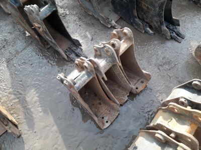 2x JCB 6" Buckets, 1x Rhinox 6" Bucket - 30mm Pins