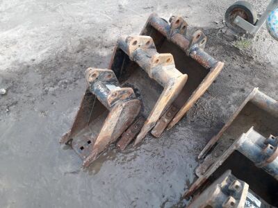1x 16" Toothed Bucket, 1x1ft Toothed Bucket, 1x 6" Bucket -25mm Pins