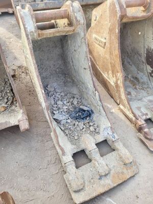 Volvo 2ft Digging Bucket - 80mm Pins - 2