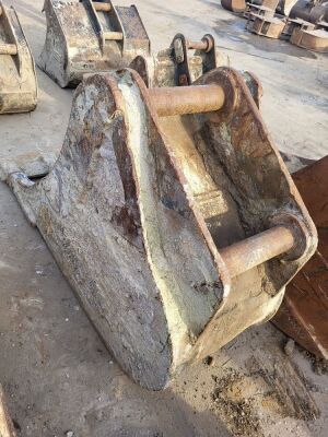 Volvo 2ft Digging Bucket - 80mm Pins - 3