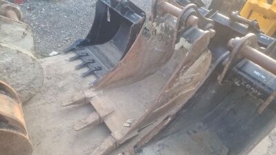 JCB 2ft Toothed Bucket - 65mm Pins