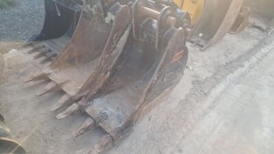 JCB 1.5ft Toothed Bucket - 65mm Pins