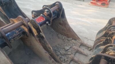 JCB 2.5ft Toothed Bucket - 65mm Pins
