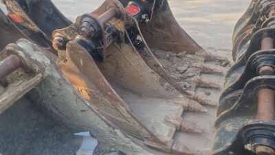 JCB 1.5ft Toothed Bucket - 65mm Pins