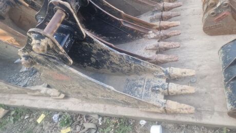 JCB 1.5ft Toothed Bucket - 65mm Pins