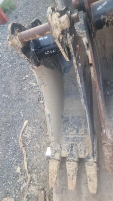 JCB 1.5ft Toothed Bucket - 65mm Pins - 5