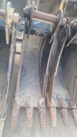 JCB 1.5ft Toothed Bucket - 65mm Pins
