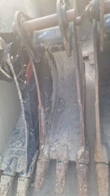 JCB 1.5ft Toothed Bucket - 65mm Pins - 4