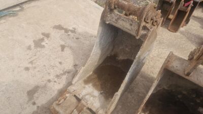 18 Inch Bladed Bucket - 60mm Pins - 3