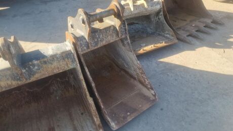 Rhinox 2ft Digging Bucket - 65mm Pins