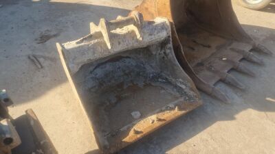 Rhinox 3ft Digging Bucket - 60mm Pins
