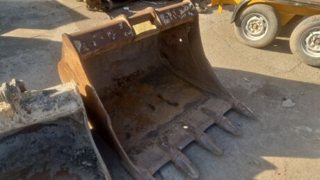 4ft Toothed Digging Bucket - 65mm Pins
