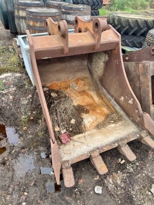 4ft Digging Bucket with Teeth - 65mm Pins