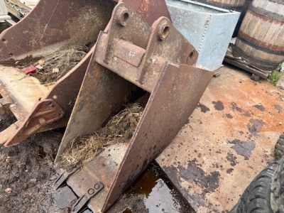 18inch Deep Digging Bucket with Teeth - 45mm Pins