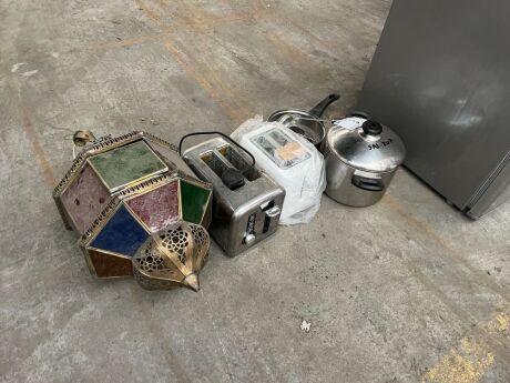 2x Toasters & Saucepans + Lampshade