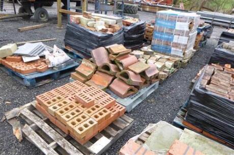 6 x Pallets of Unused + Reclaimed Bricks + Capstones