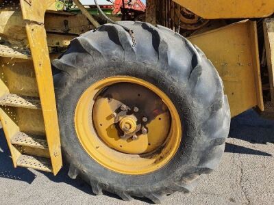 New Holland Clayson 1540 Combine - 11