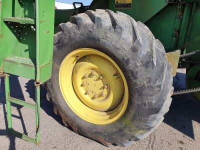 John Deere 1055 Combine - 11