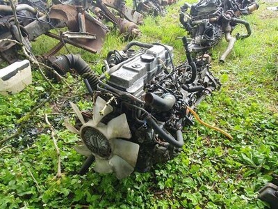 Mitsubishi 4 Cylinder Diesel Engine & Gearbox - 4