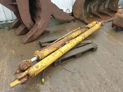 2x Volvo A25 Lifting Rams