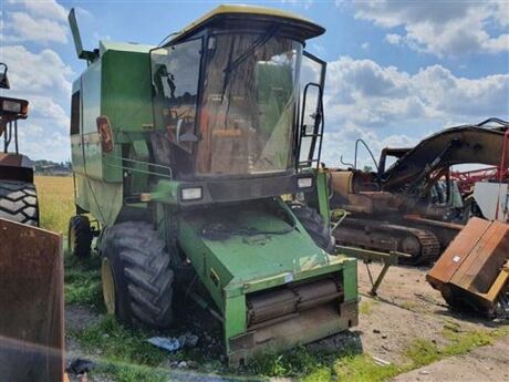 John Deere 1075 Combine